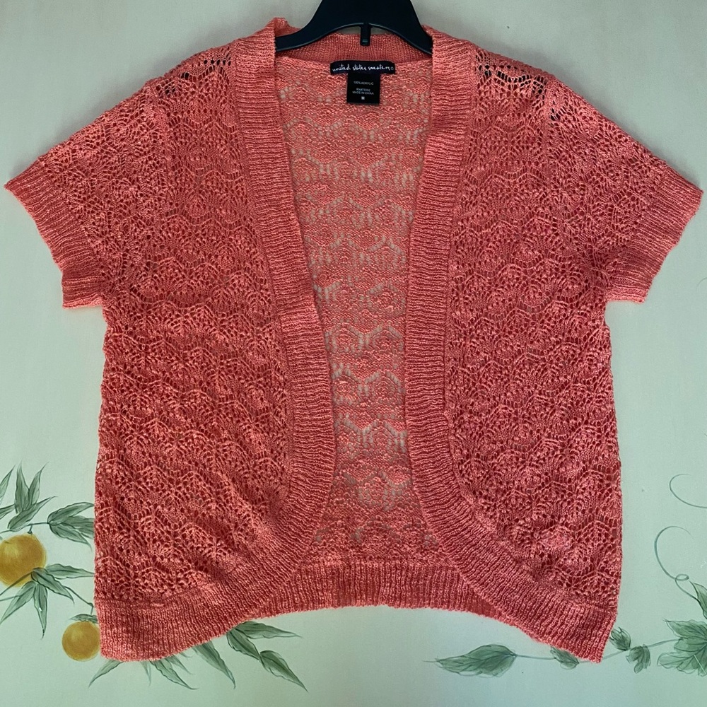United States Sweaters brand Coral/orange
Crocheted cardigan/shrug
Size medium
